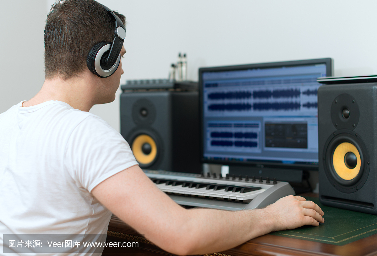 在錄音棚工作的男性音效制作人。